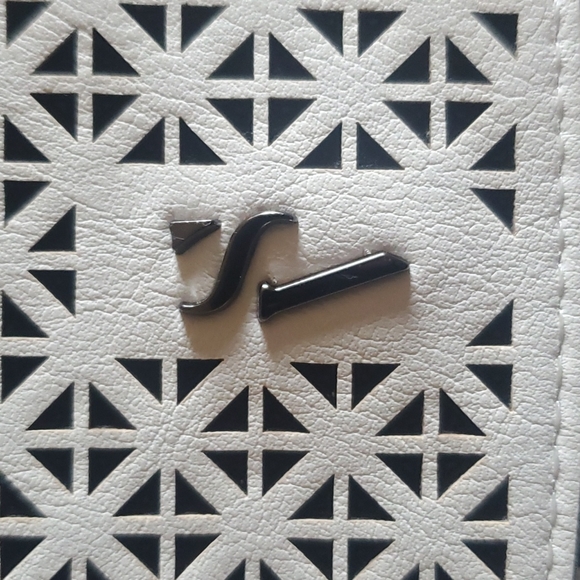 Simply Vera White Geometric Crossbody Bag🤩 - Picture 7 of 7